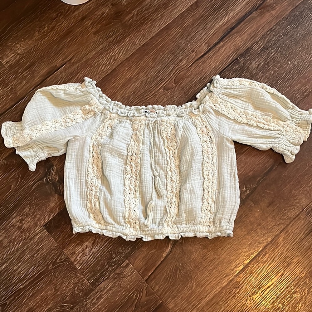 American Eagle NWOT crop top Greyish Blue with crochet detail med